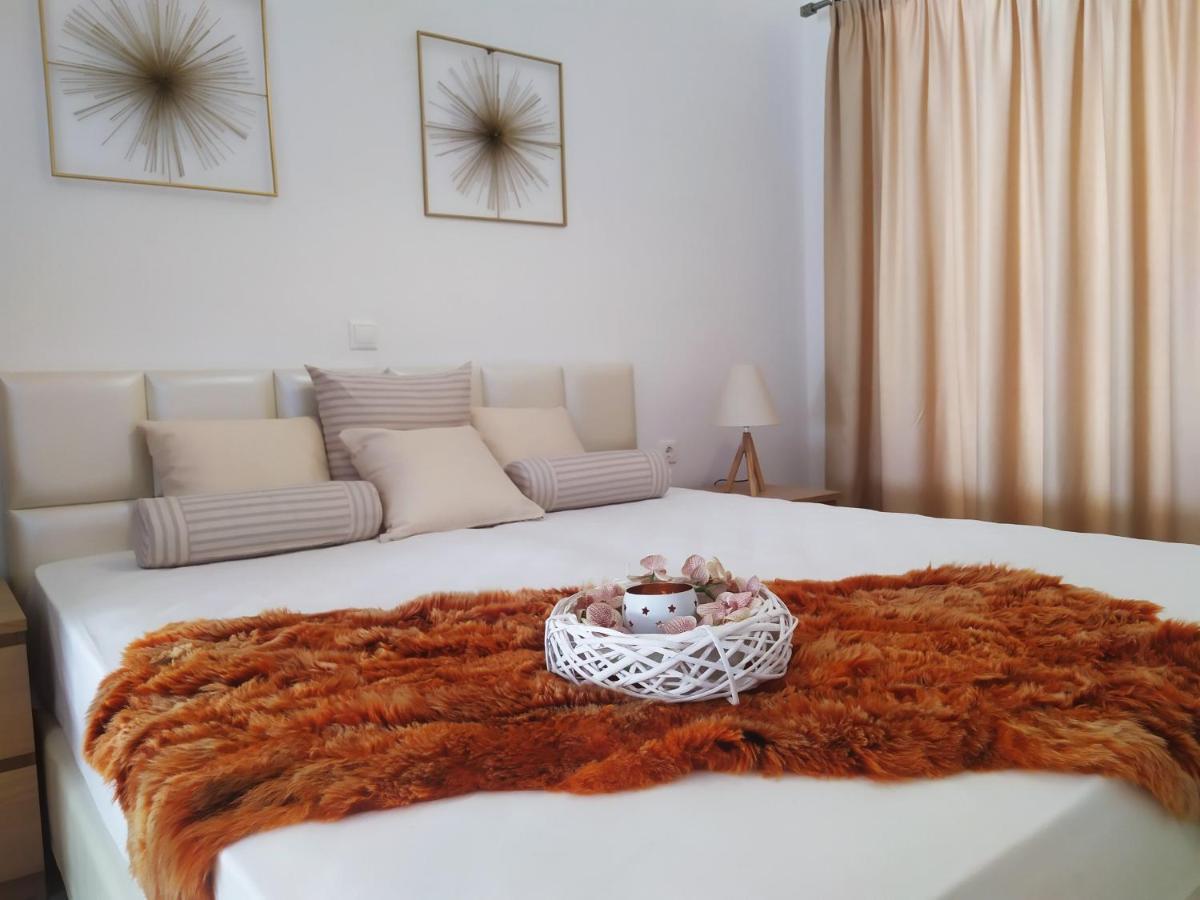 Aronis Aparthotel 2*