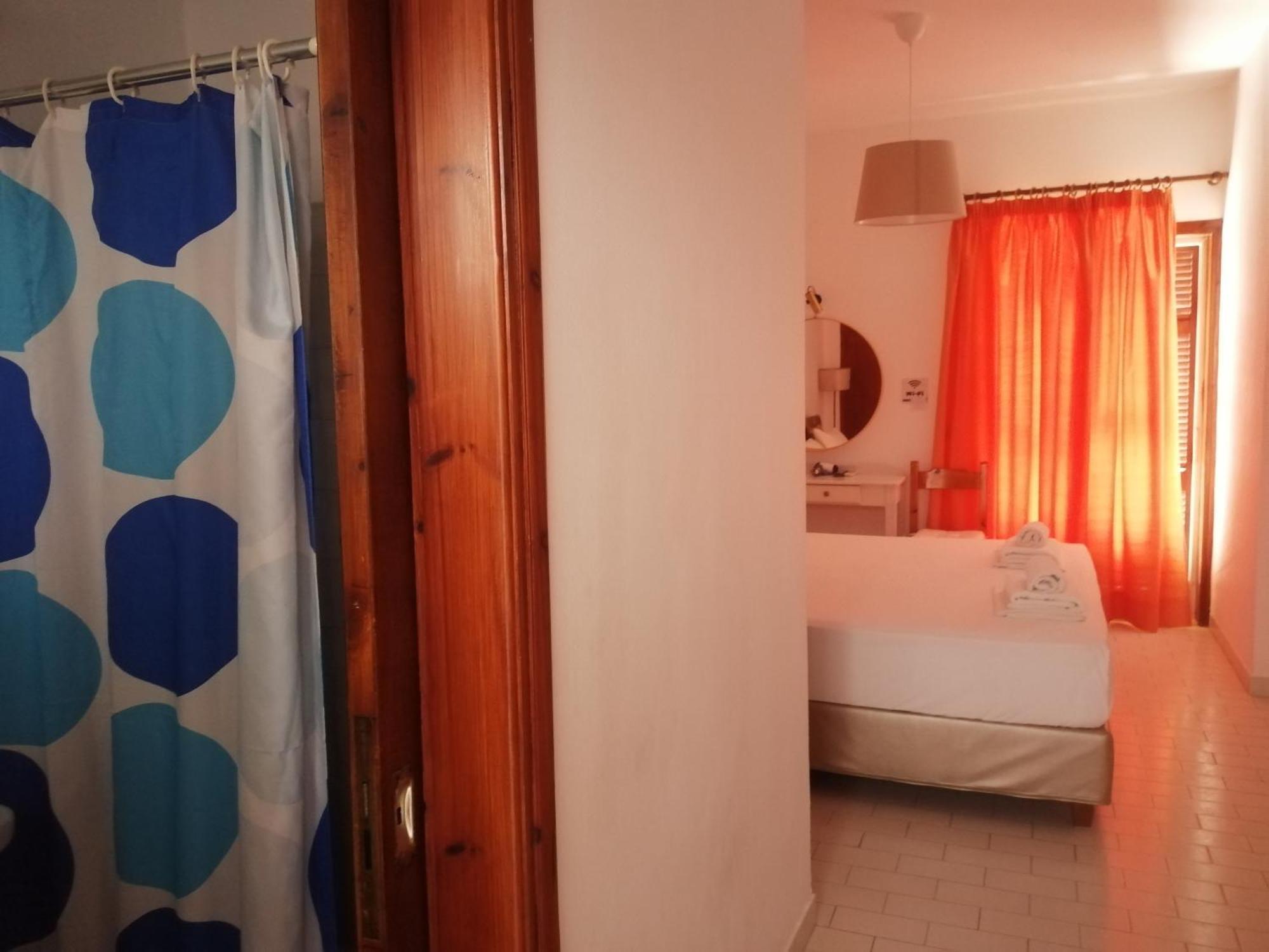 Aronis Aparthotel 2*